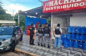 08:25 –
Dois suspeitos morrem em confronto com a polícia em operação contra extorsão a comerciantes
