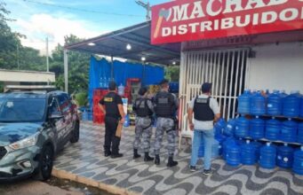 08:25 –
Dois suspeitos morrem em confronto com a polícia em operação contra extorsão a comerciantes