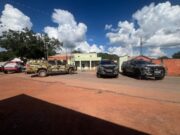 16:14 –
Ladrão invade casa e faz mulher e criança reféns; Bope e Força Tática negociam rendição