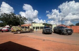 16:14 –
Ladrão invade casa e faz mulher e criança reféns; Bope e Força Tática negociam rendição