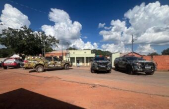 16:14 –
Ladrão invade casa e faz mulher e criança reféns; Bope e Força Tática negociam rendição