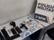 15:21 –
Polícia Militar prende homem em flagrante por roubo com reféns em farmácia da capital