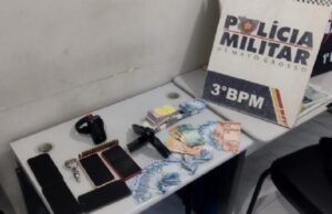 15:21 –
Polícia Militar prende homem em flagrante por roubo com reféns em farmácia da capital