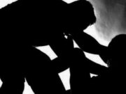 16:16 –
Após oferecer carona de moto, homem tenta estuprar vizinha e a agride com socos