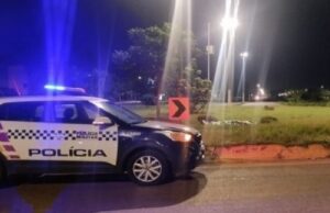 12:06 –
Homem passa reto em rotatória e morre após cair de motocicleta