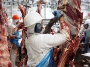 China suspende importação de carne de 3 frigoríficos do Brasil