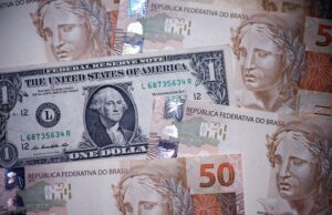 Dólar tem maior nível em mais de 1 mês de olho em tarifaço e reação do Brasil