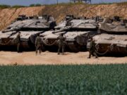 Apأ³s romper trأ©gua, Israel volta a bombardear Gaza nesta terأ§a, envia tanques e diz que ofensiva seguirأ، | Mundo