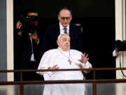 Papa Francisco acena para fiأ©is e deixa o hospital apأ³s quase 40 dias internado | Mundo