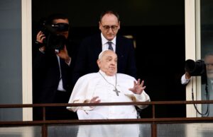 Papa Francisco acena para fiأ©is e deixa o hospital apأ³s quase 40 dias internado | Mundo