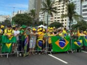 Apoiadores de Bolsonaro se concentram em ato em Copacabana