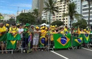 Apoiadores de Bolsonaro se concentram em ato em Copacabana