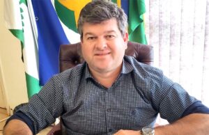 Prefeito afasta servidor que foi flagrado se masturbando em sala