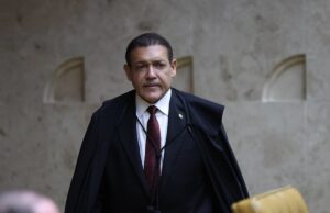 Nunes Marques pede vista e interrompe julgamento de Carla Zambelli