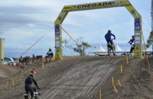 Sinop sedia abertura do campeonato Mato-grossense de motocross e arrecada 1 tonelada de alimentos