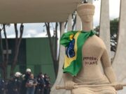Mulher que pichou estátua do STF deixa prisão e cumpre domiciliar