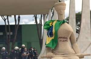 Mulher que pichou estátua do STF deixa prisão e cumpre domiciliar