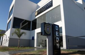 Polícia prende homem que chutou e bateu cabeça da ex na parede