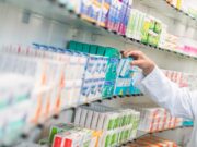 Justiça barra resolução que libera farmacêutico a prescrever medicamento