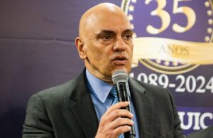 Moraes envia denúncia ao STF para decidir se Bolsonaro vira réu