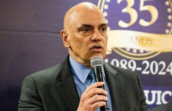 Moraes envia denúncia ao STF para decidir se Bolsonaro vira réu