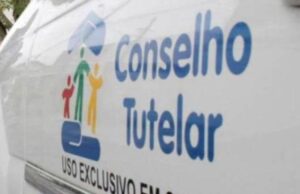 Mulher é presa após agredir filha de 3 anos com cabo de vassoura