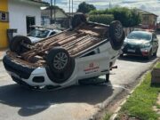 Carro capota em VG após motorista desrespeitar sinal de pare
