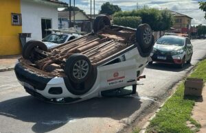 Carro capota em VG após motorista desrespeitar sinal de pare