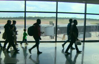 Voo com 135 brasileiros deportados dos EUA chega hoje a Fortaleza