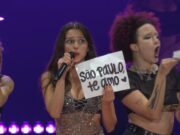 Olivia Rodrigo comprova status de أdolo jovem e emociona fأ£s em show divertido e abarrotado | Lollapalooza 2025