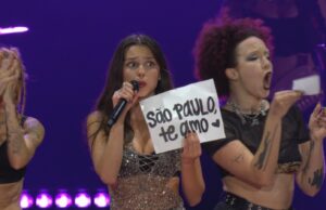 Olivia Rodrigo comprova status de أdolo jovem e emociona fأ£s em show divertido e abarrotado | Lollapalooza 2025