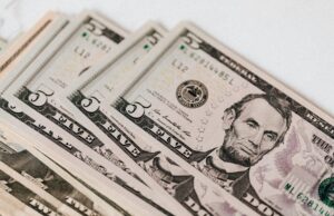 Dólar emplaca 7ª queda seguida e vai a R$ 5,64, menor valor em 5 meses