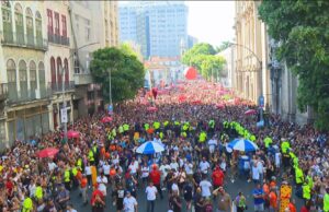 Anitta arrasta multidão em megabloco no Centro do Rio