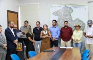 Flávia e Tião empossam três secretários e presidente do Previvag