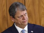 Tarcísio pede anistia e evita críticas às instituições em ato de Bolsonaro