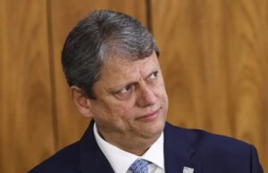 Tarcísio pede anistia e evita críticas às instituições em ato de Bolsonaro