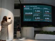 Aأ§أµes em Hong Kong caem mais de 13% com ‘tarifaأ§o’ de Trump e reaأ§أ£o da China