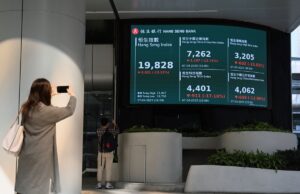 Aأ§أµes em Hong Kong caem mais de 13% com ‘tarifaأ§o’ de Trump e reaأ§أ£o da China