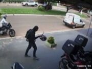 08:19 –
Suspeitos roubam loja de embalagens, tentam fugir e batem em viatura da PM