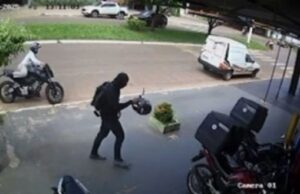 08:19 –
Suspeitos roubam loja de embalagens, tentam fugir e batem em viatura da PM