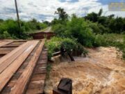 12:33 –
Prefeitura inicia reconstrução emergencial de ponte parcialmente destruída pela força dá água em VG
