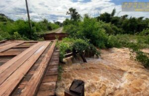 12:33 –
Prefeitura inicia reconstrução emergencial de ponte parcialmente destruída pela força dá água em VG