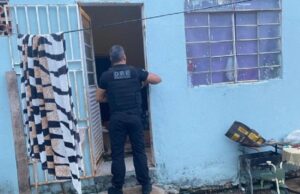 08:14 –
Polícia Civil cumpre 15 mandados contra facção criminosa que atua com tráfico de drogas em Cuiabá e na fronteira