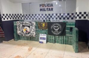 10:17 –
Forças de segurança apreendem 465 quilos de pasta base de cocaína avaliada R$ 20 milhões e prendem dois homens