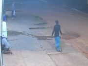 14:19 –
Vídeo mostra momento em que suspeito agride homem com paulada na cabeça