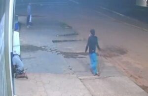 14:19 –
Vídeo mostra momento em que suspeito agride homem com paulada na cabeça
