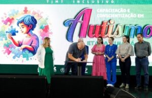 12:04 –
Prefeito assina compromisso para criar centro de referência do autista