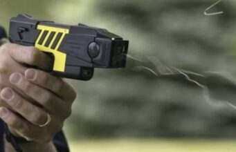15:30 –
Homem é contido com uso de taser após ameaçar dar três tiros na cara de mulher