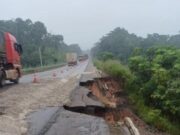 11:53 –
DNIT interdita totalmente trecho da BR-174 em Comodoro por risco de rompimento da pista