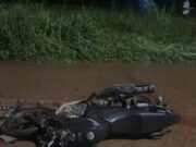 10:53 –
Motociclista morre após bater em ciclista e ser atropelado por carro